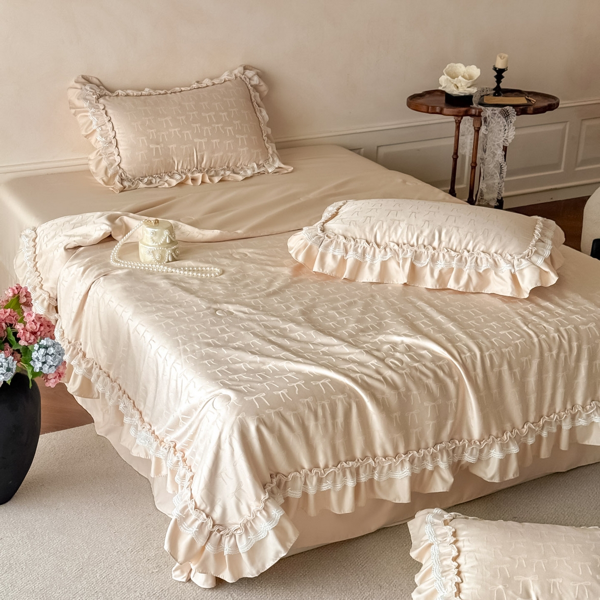 91家纺网 家纺一手货源 找家纺 迪梦姿家纺 2026新款春意真丝提花蕾丝款夏被四件套 香槟