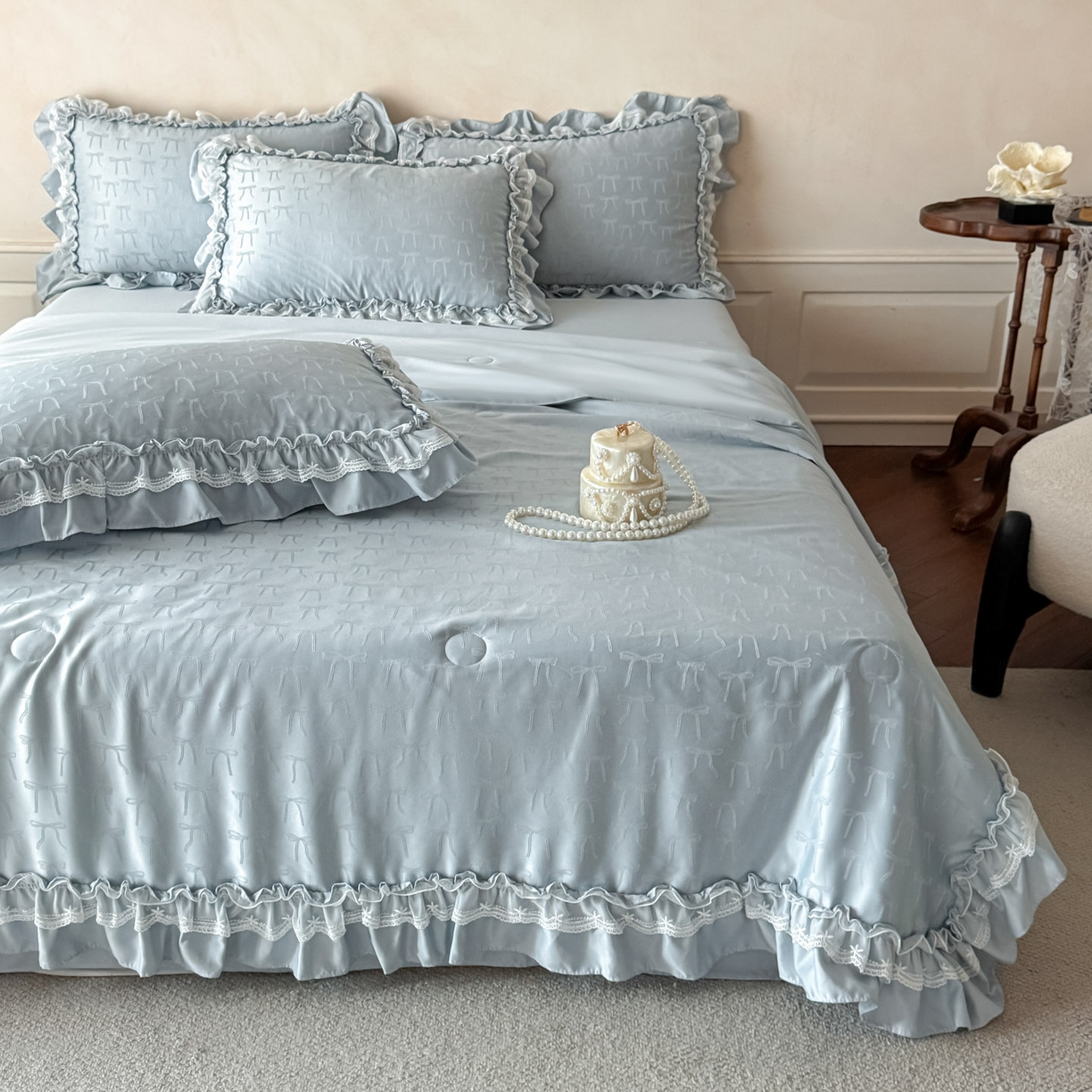 91家纺网 家纺一手货源 找家纺 迪梦姿家纺 2026新款春意真丝提花蕾丝款夏被四件套 天空兰