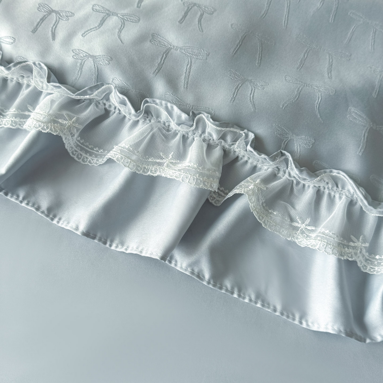 91家纺网 家纺一手货源 找家纺 迪梦姿家纺 2026新款春意真丝提花蕾丝款夏被四件套 天空兰