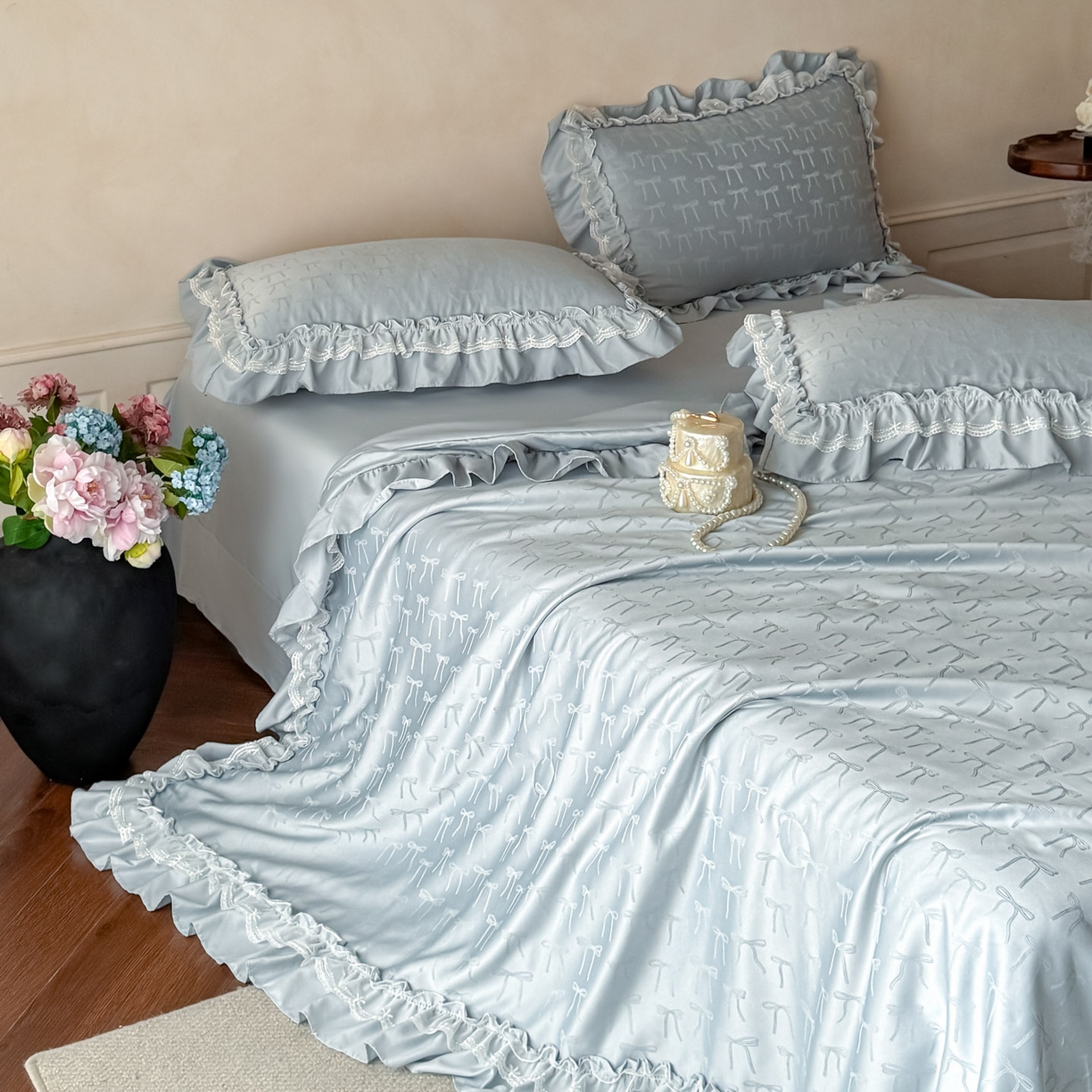 91家纺网 家纺一手货源 找家纺 迪梦姿家纺 2026新款春意真丝提花蕾丝款夏被四件套 天空兰