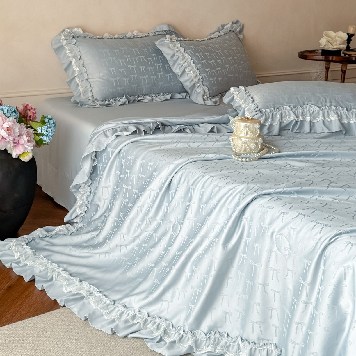 91家纺网 家纺一手货源 找家纺 迪梦姿家纺 2026新款春意真丝提花蕾丝款夏被四件套 天空兰