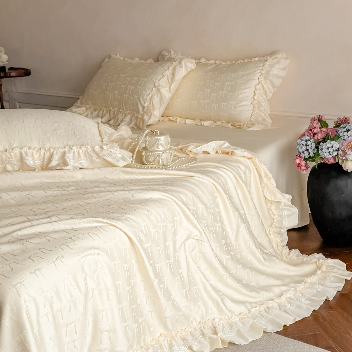 91家纺网 家纺一手货源 找家纺 迪梦姿家纺 2026新款春意真丝提花蕾丝款夏被四件套 奶白