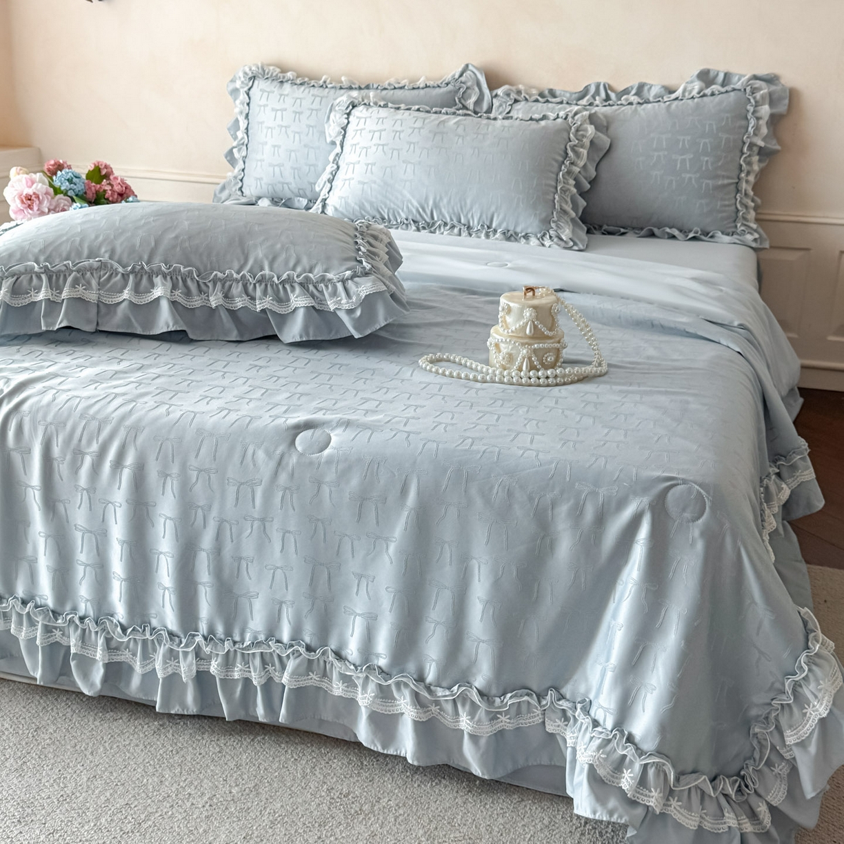 91家纺网 家纺一手货源 找家纺 迪梦姿家纺 2026新款春意真丝提花蕾丝款夏被四件套 天空兰