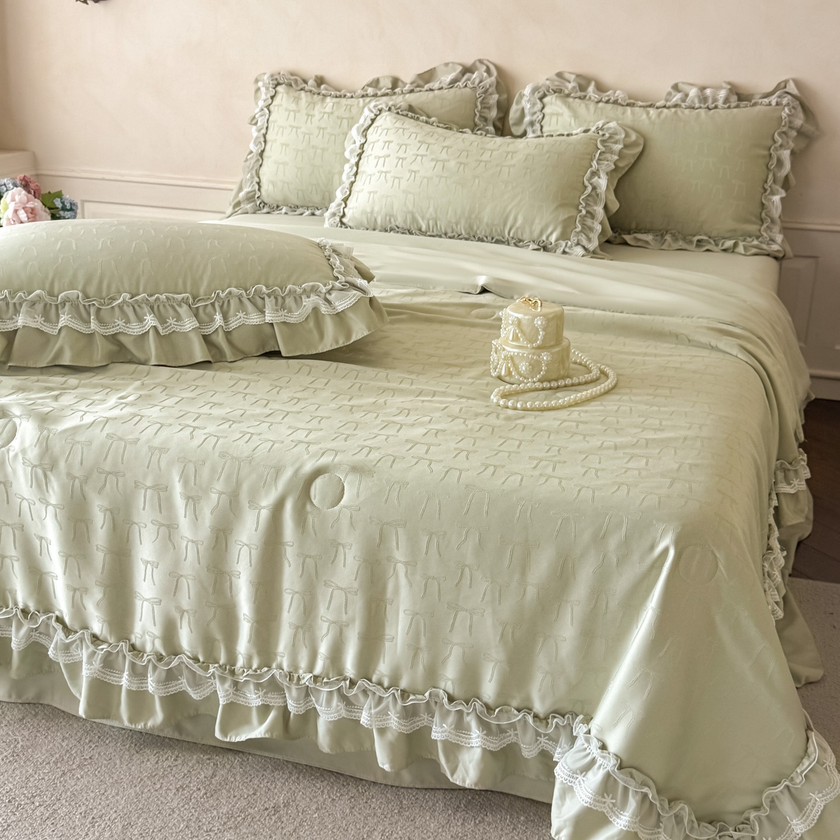 91家纺网 家纺一手货源 找家纺 迪梦姿家纺 2026新款春意真丝提花蕾丝款夏被四件套 抹茶绿