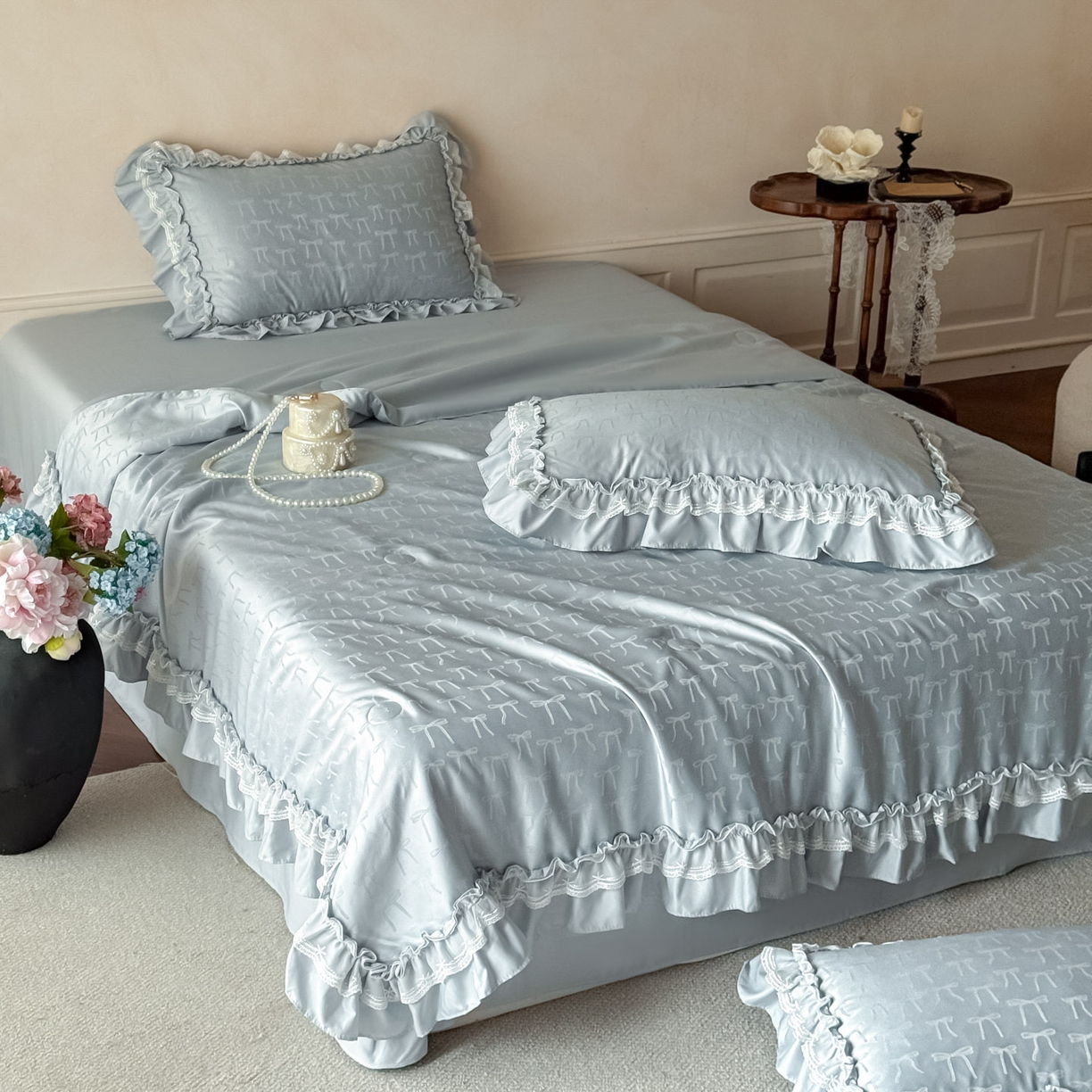 91家纺网 家纺一手货源 找家纺 迪梦姿家纺 2026新款春意真丝提花蕾丝款夏被四件套 天空兰