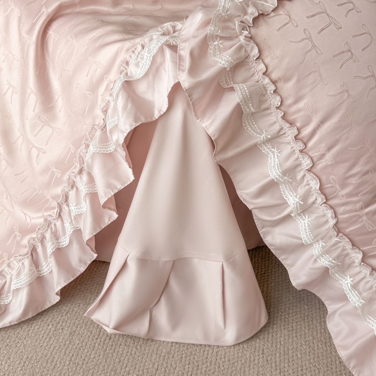 91家纺网 家纺一手货源 找家纺 迪梦姿家纺 2026新款春意真丝提花蕾丝款夏被四件套 豆沙