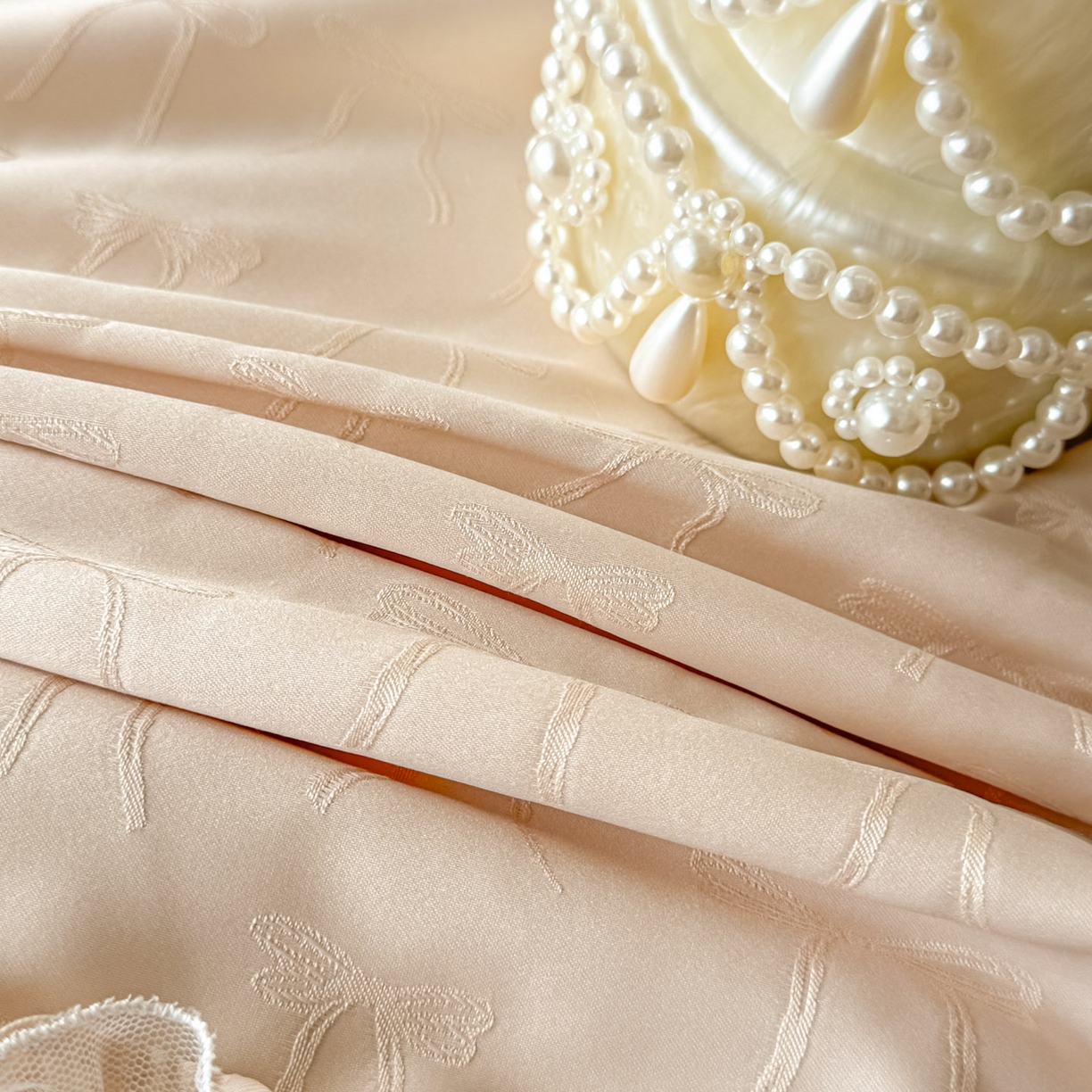 91家纺网 家纺一手货源 找家纺 迪梦姿家纺 2026新款春意真丝提花蕾丝款夏被四件套 香槟