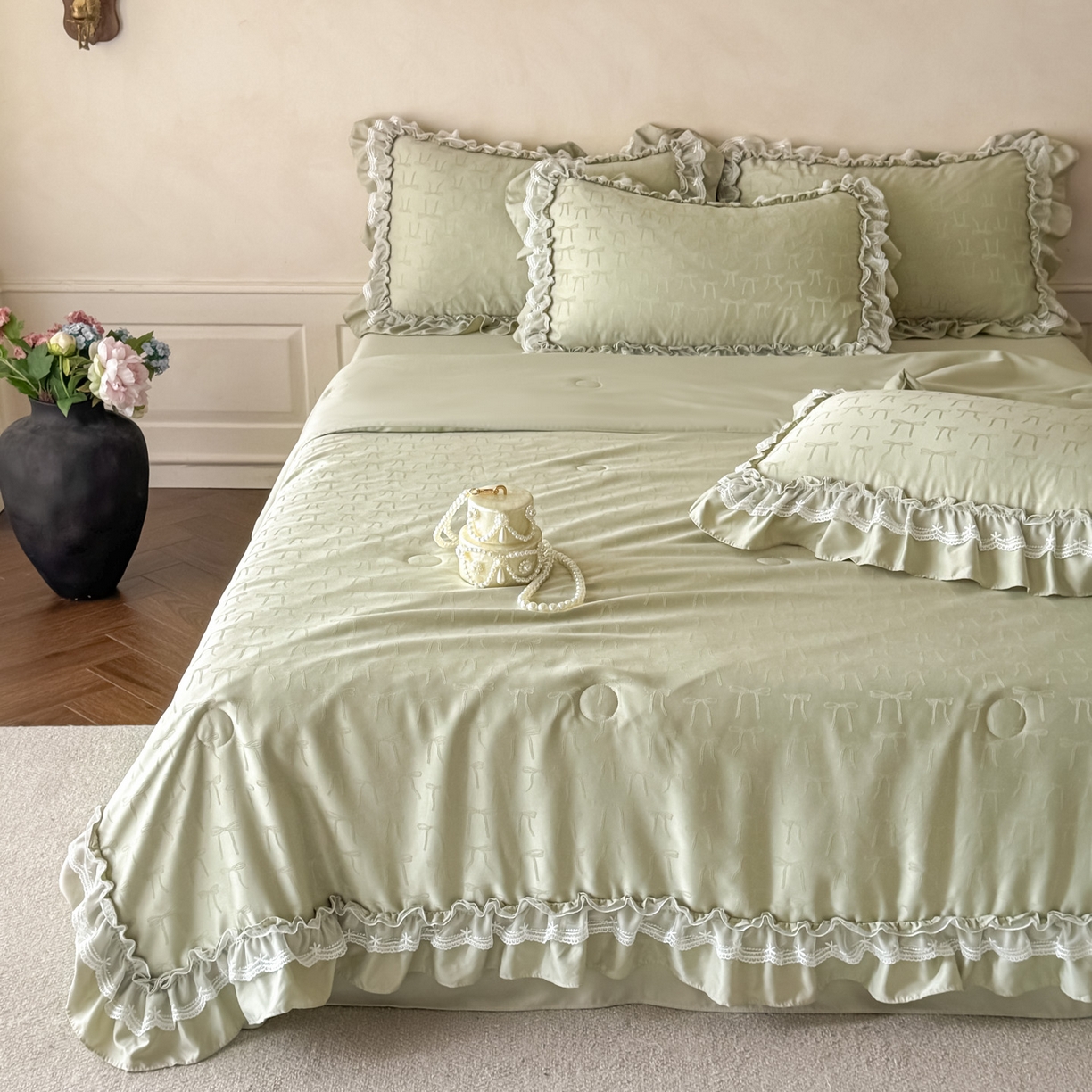 91家纺网 家纺一手货源 找家纺 迪梦姿家纺 2026新款春意真丝提花蕾丝款夏被四件套 抹茶绿