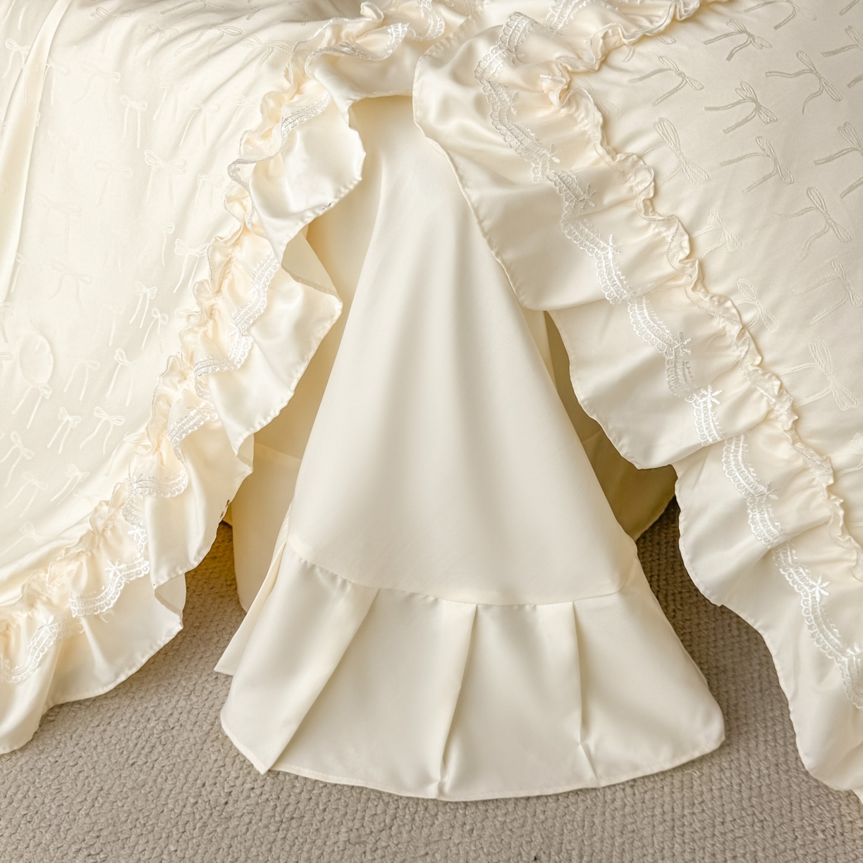 91家纺网 家纺一手货源 找家纺 迪梦姿家纺 2026新款春意真丝提花蕾丝款夏被四件套 奶白