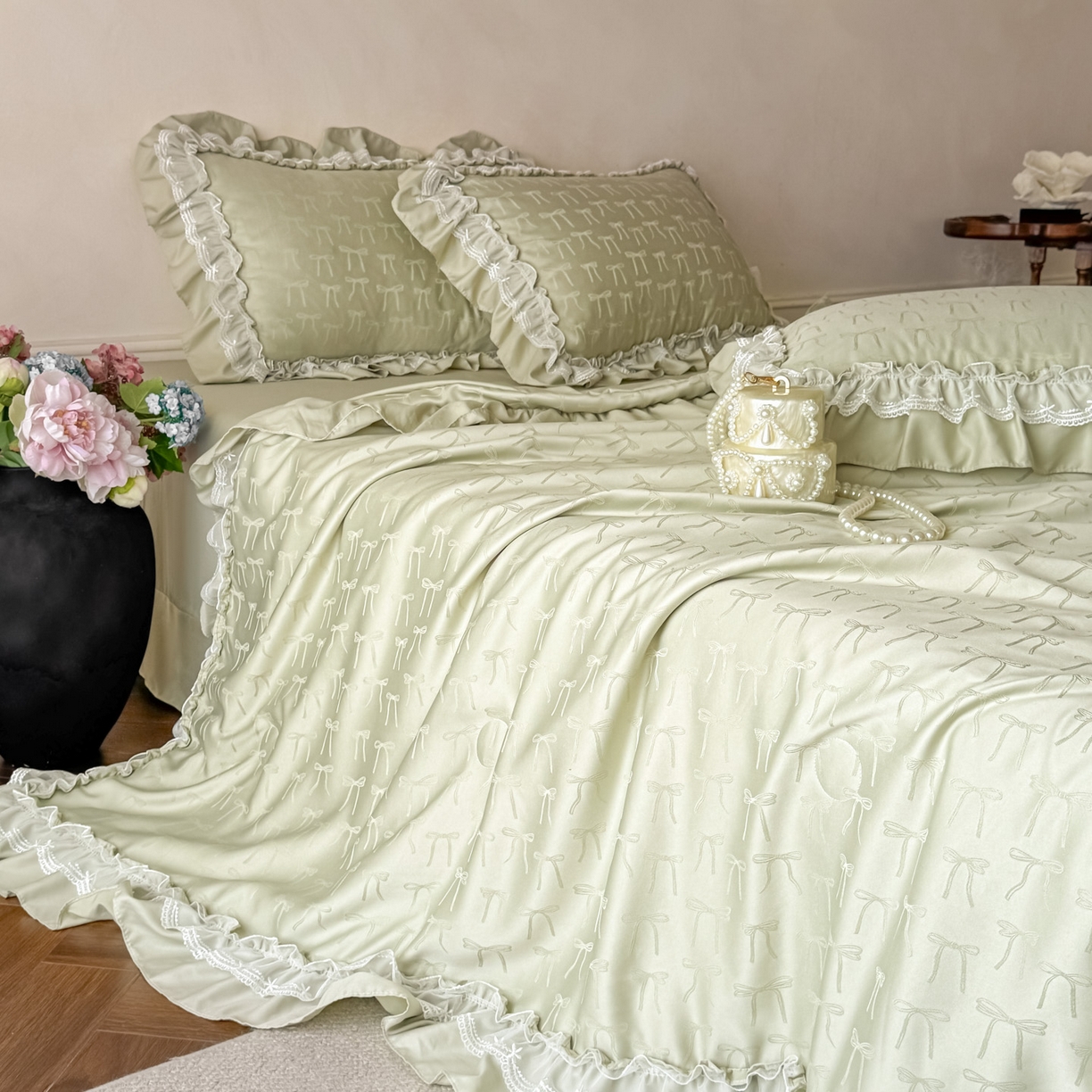 91家纺网 家纺一手货源 找家纺 迪梦姿家纺 2026新款春意真丝提花蕾丝款夏被四件套 抹茶绿