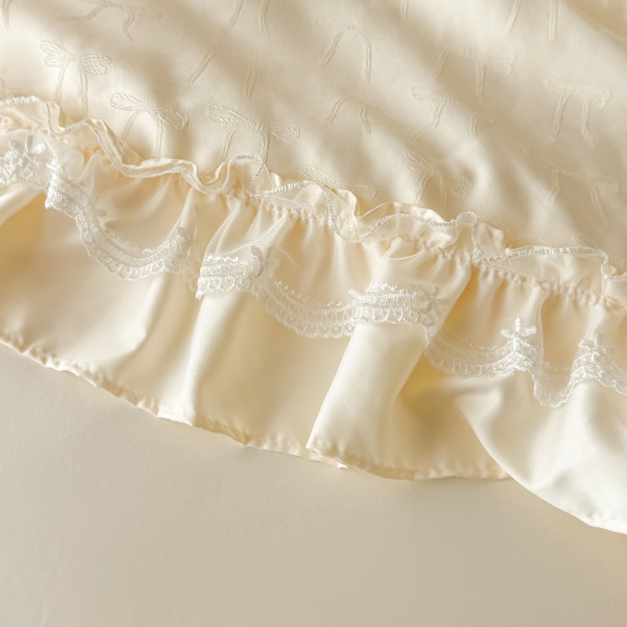 91家纺网 家纺一手货源 找家纺 迪梦姿家纺 2026新款春意真丝提花蕾丝款夏被四件套 奶白