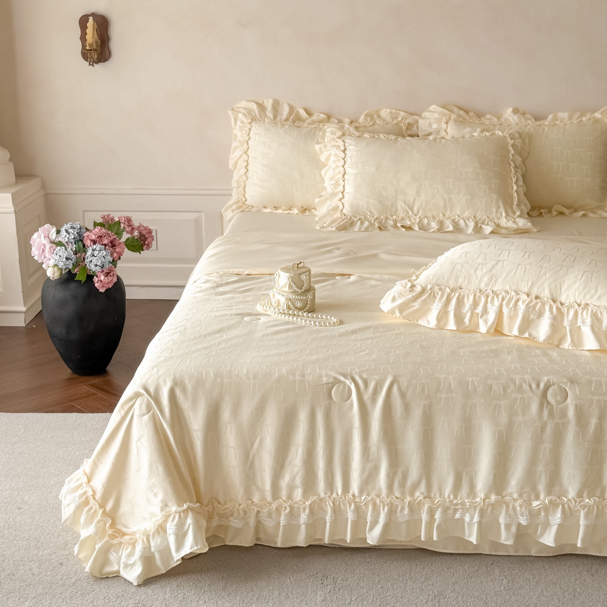 91家纺网 家纺一手货源 找家纺 迪梦姿家纺 2026新款春意真丝提花蕾丝款夏被四件套 奶白