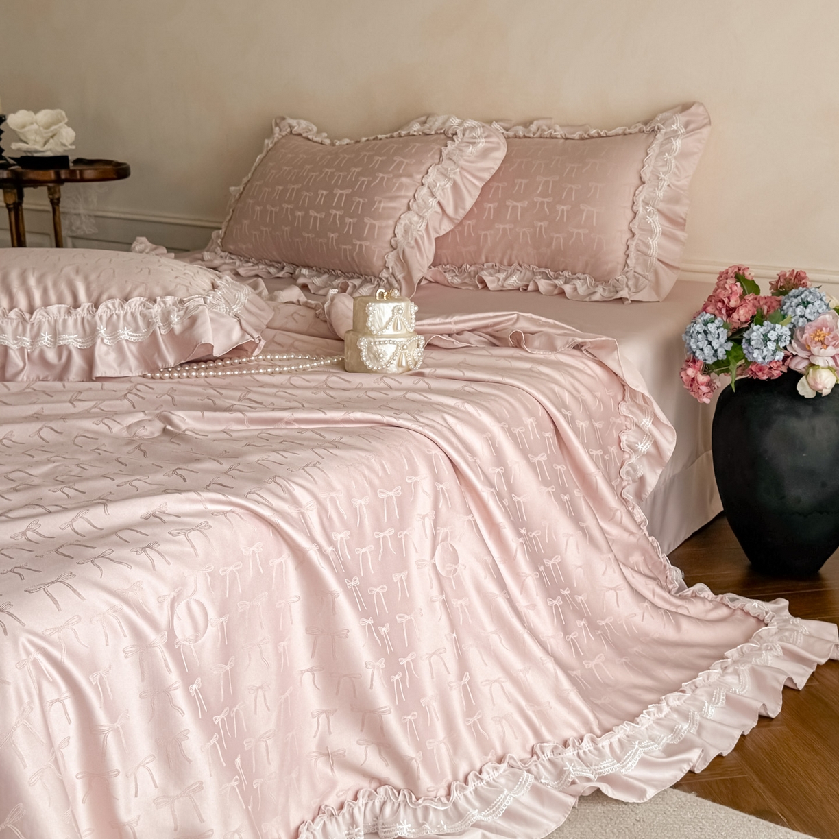 91家纺网 家纺一手货源 找家纺 迪梦姿家纺 2026新款春意真丝提花蕾丝款夏被四件套 豆沙