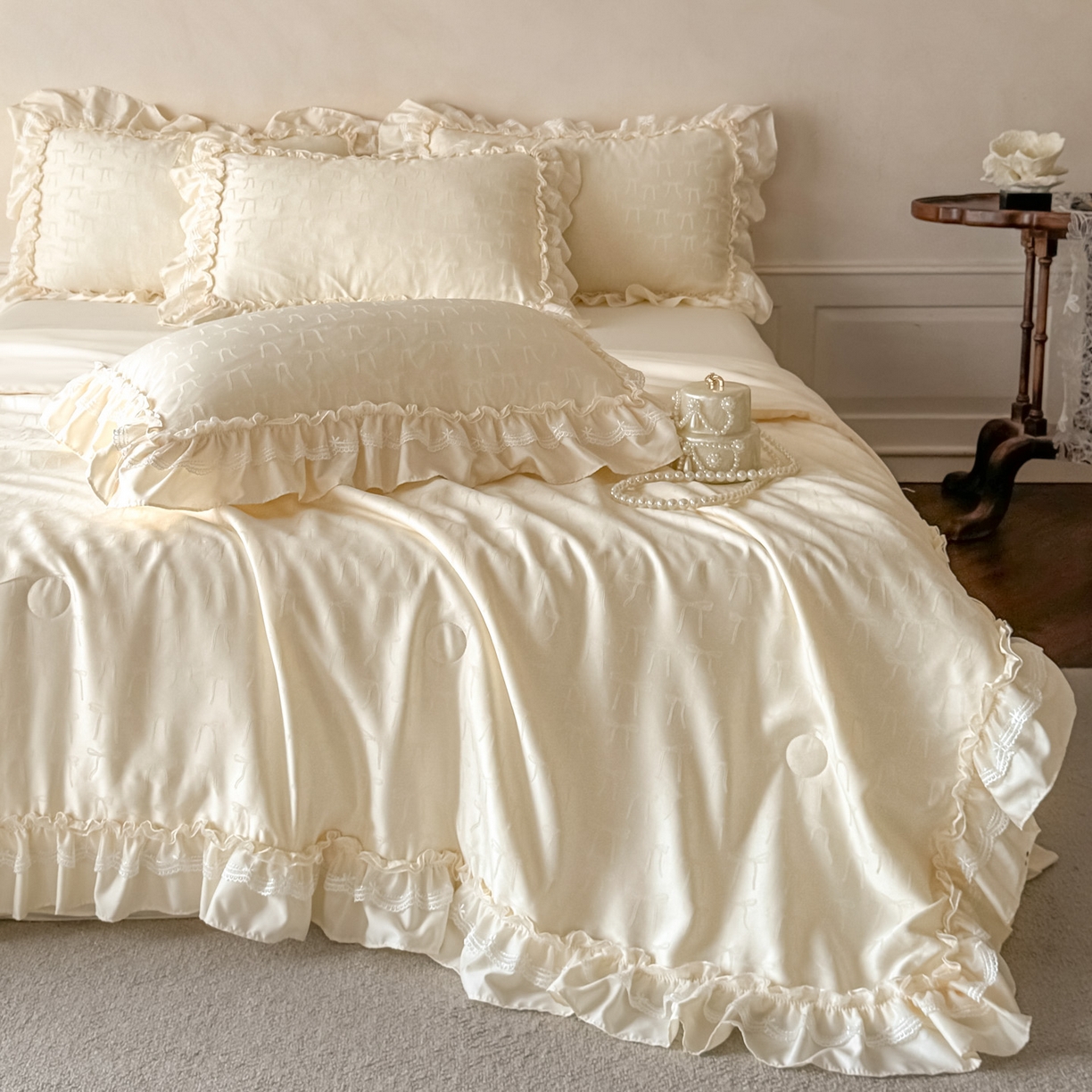 91家纺网 家纺一手货源 找家纺 迪梦姿家纺 2026新款春意真丝提花蕾丝款夏被四件套 奶白