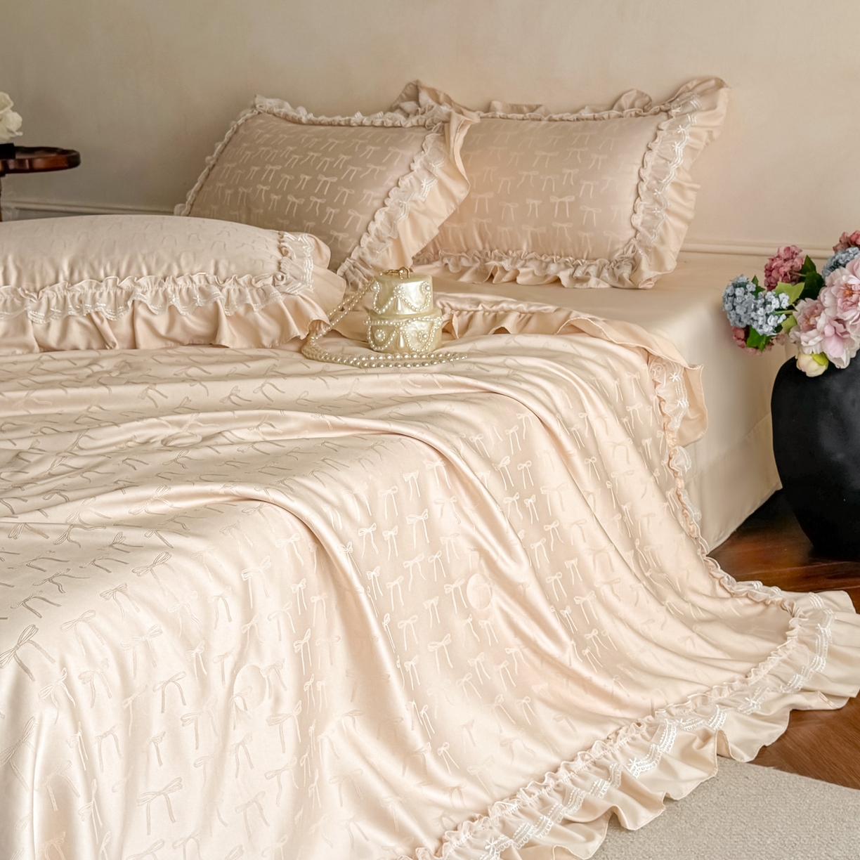 91家纺网 家纺一手货源 找家纺 迪梦姿家纺 2026新款春意真丝提花蕾丝款夏被四件套 香槟