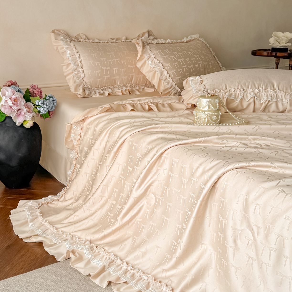 91家纺网 家纺一手货源 找家纺 迪梦姿家纺 2026新款春意真丝提花蕾丝款夏被四件套 香槟