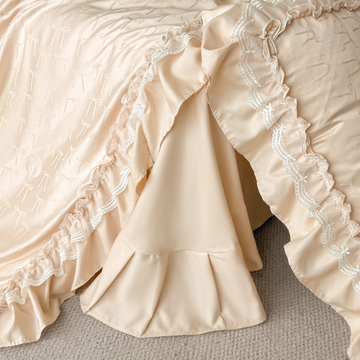 91家纺网 家纺一手货源 找家纺 迪梦姿家纺 2026新款春意真丝提花蕾丝款夏被四件套 香槟