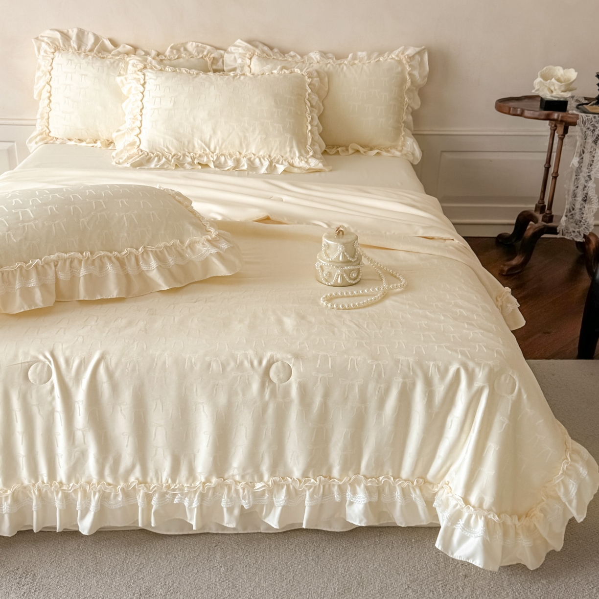 91家纺网 家纺一手货源 找家纺 迪梦姿家纺 2026新款春意真丝提花蕾丝款夏被四件套 奶白