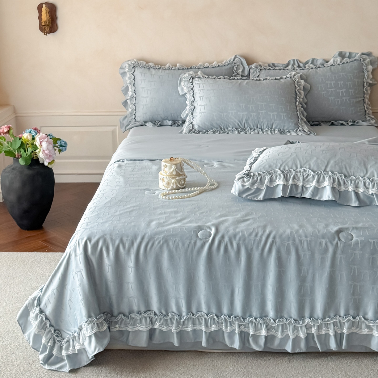 91家纺网 家纺一手货源 找家纺 迪梦姿家纺 2026新款春意真丝提花蕾丝款夏被四件套 天空兰