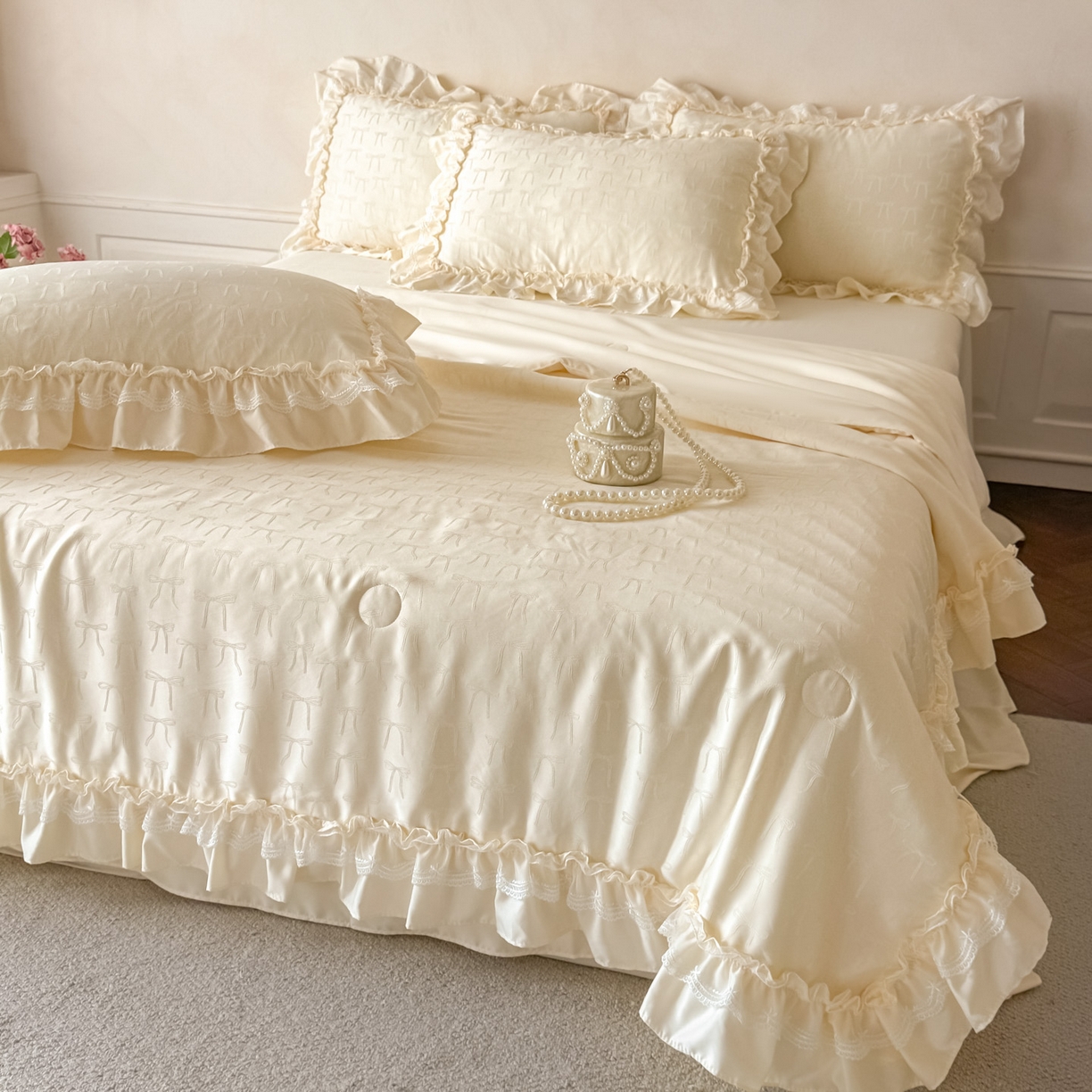 91家纺网 家纺一手货源 找家纺 迪梦姿家纺 2026新款春意真丝提花蕾丝款夏被四件套 奶白