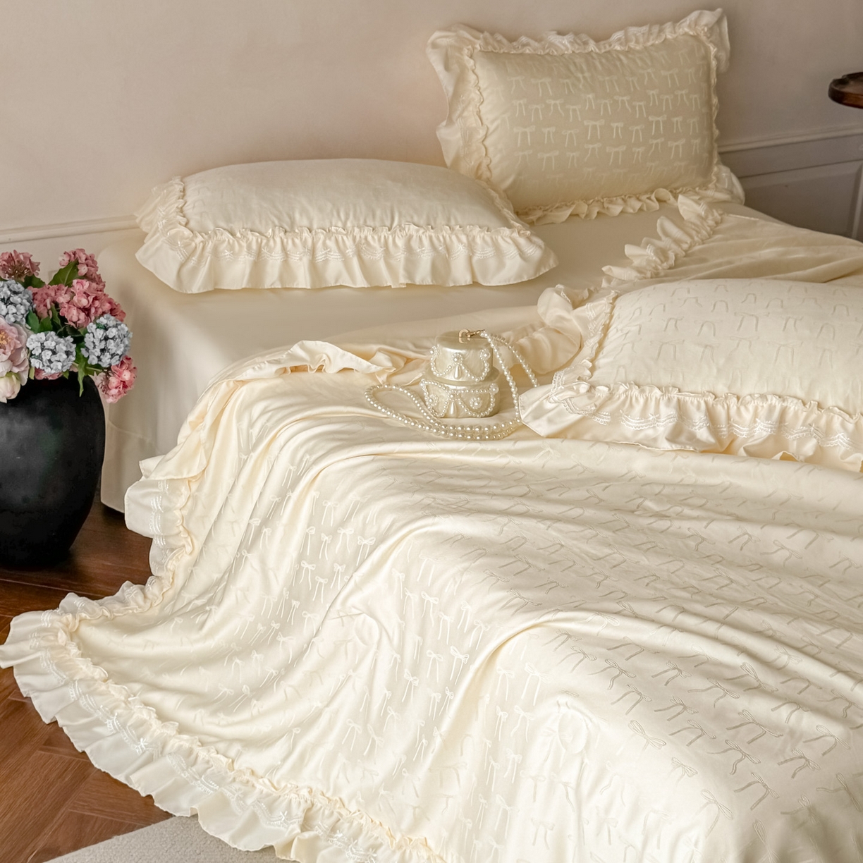 91家纺网 家纺一手货源 找家纺 迪梦姿家纺 2026新款春意真丝提花蕾丝款夏被四件套 奶白