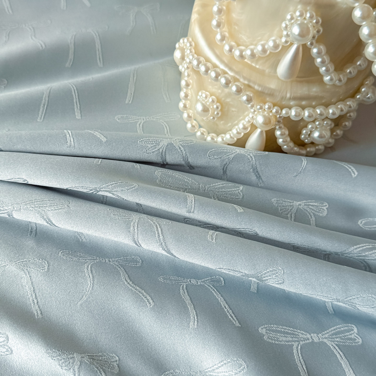 91家纺网 家纺一手货源 找家纺 迪梦姿家纺 2026新款春意真丝提花蕾丝款夏被四件套 天空兰