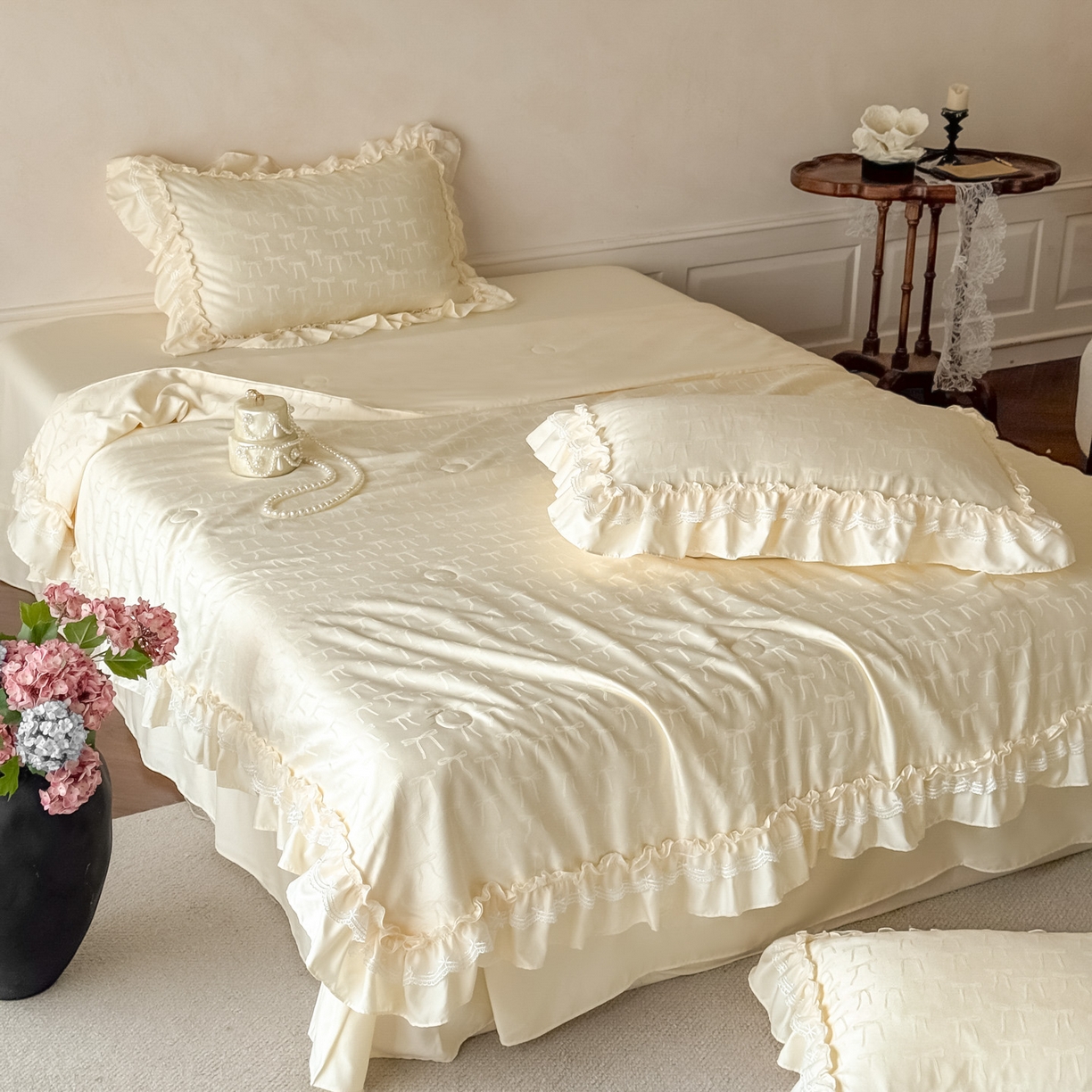 91家纺网 家纺一手货源 找家纺 迪梦姿家纺 2026新款春意真丝提花蕾丝款夏被四件套 奶白