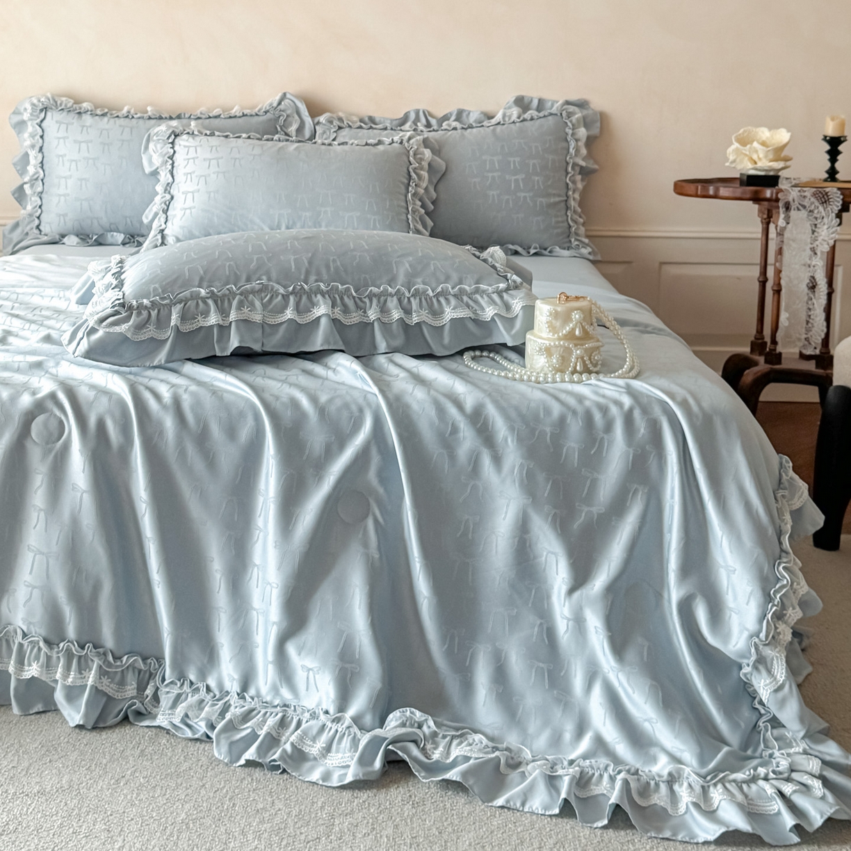 91家纺网 家纺一手货源 找家纺 迪梦姿家纺 2026新款春意真丝提花蕾丝款夏被四件套 天空兰