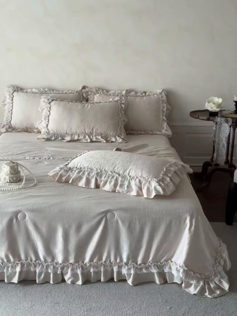 91家纺网 家纺一手货源 找家纺 迪梦姿家纺 2026新款春意真丝提花蕾丝款夏被四件套 香槟