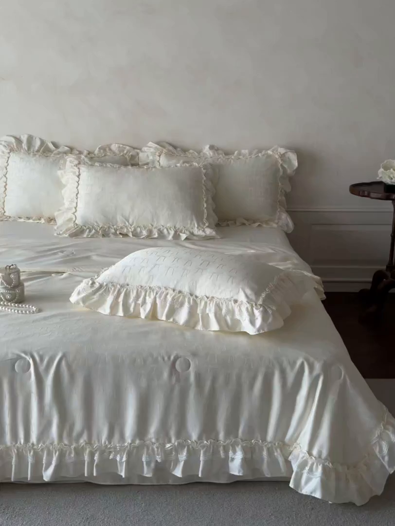 91家纺网 家纺一手货源 找家纺 迪梦姿家纺 2026新款春意真丝提花蕾丝款夏被四件套 奶白