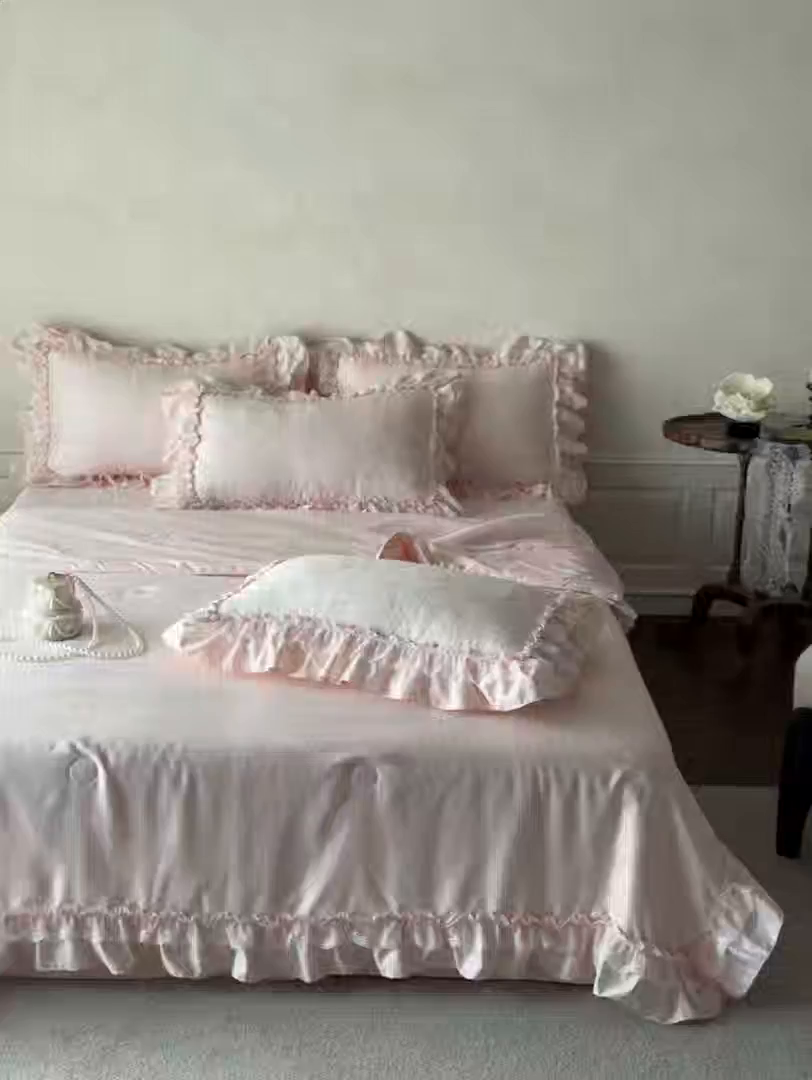 91家纺网 家纺一手货源 找家纺 迪梦姿家纺 2026新款春意真丝提花蕾丝款夏被四件套 粉玉