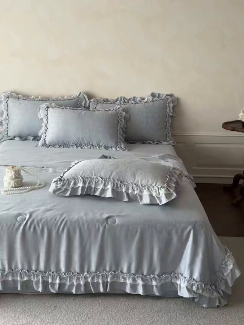 91家纺网 家纺一手货源 找家纺 迪梦姿家纺 2026新款春意真丝提花蕾丝款夏被四件套 天空兰