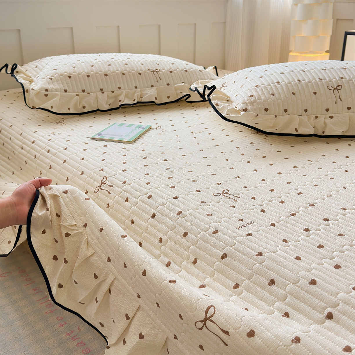 91家纺网 家纺一手货源 找家纺 壹和 2026新款A类云感花边款双层纱床盖款和床单款四件套单床盖单被套 焦糖爱心