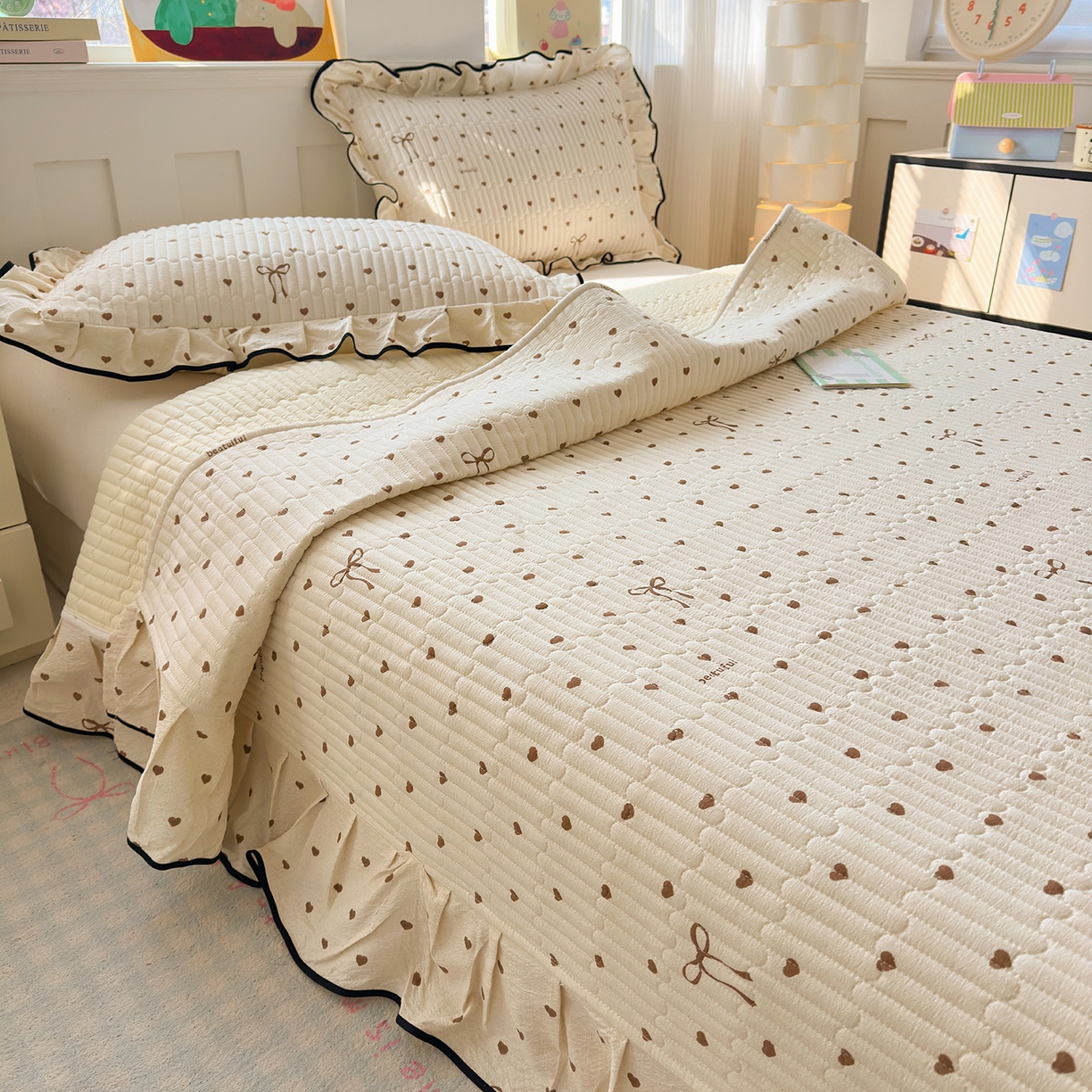 91家纺网 家纺一手货源 找家纺 壹和 2026新款A类云感花边款双层纱床盖款和床单款四件套单床盖单被套 焦糖爱心