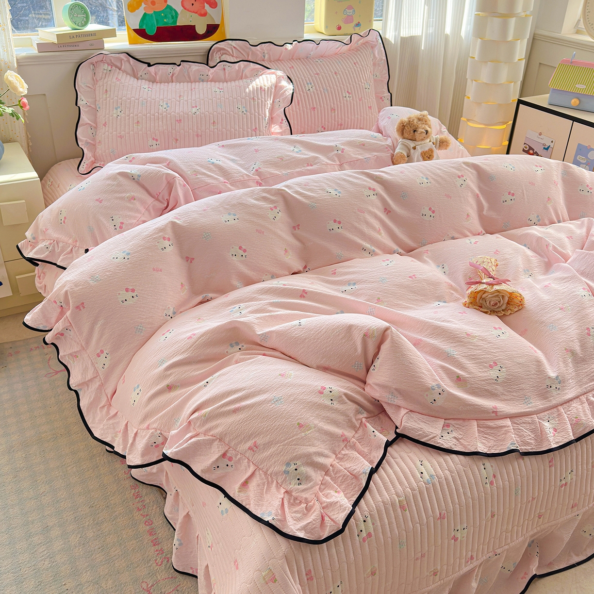 91家纺网 家纺一手货源 找家纺 壹和 2026新款A类云感花边款双层纱床盖款和床单款四件套单床盖单被套 粉雾猫咪