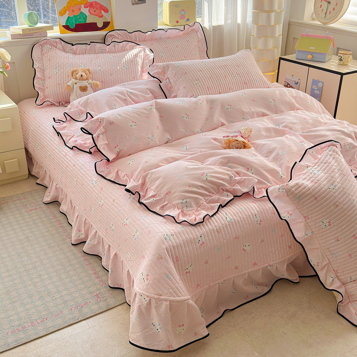 91家纺网 家纺一手货源 找家纺 壹和 2026新款A类云感花边款双层纱床盖款和床单款四件套单床盖单被套 粉雾猫咪