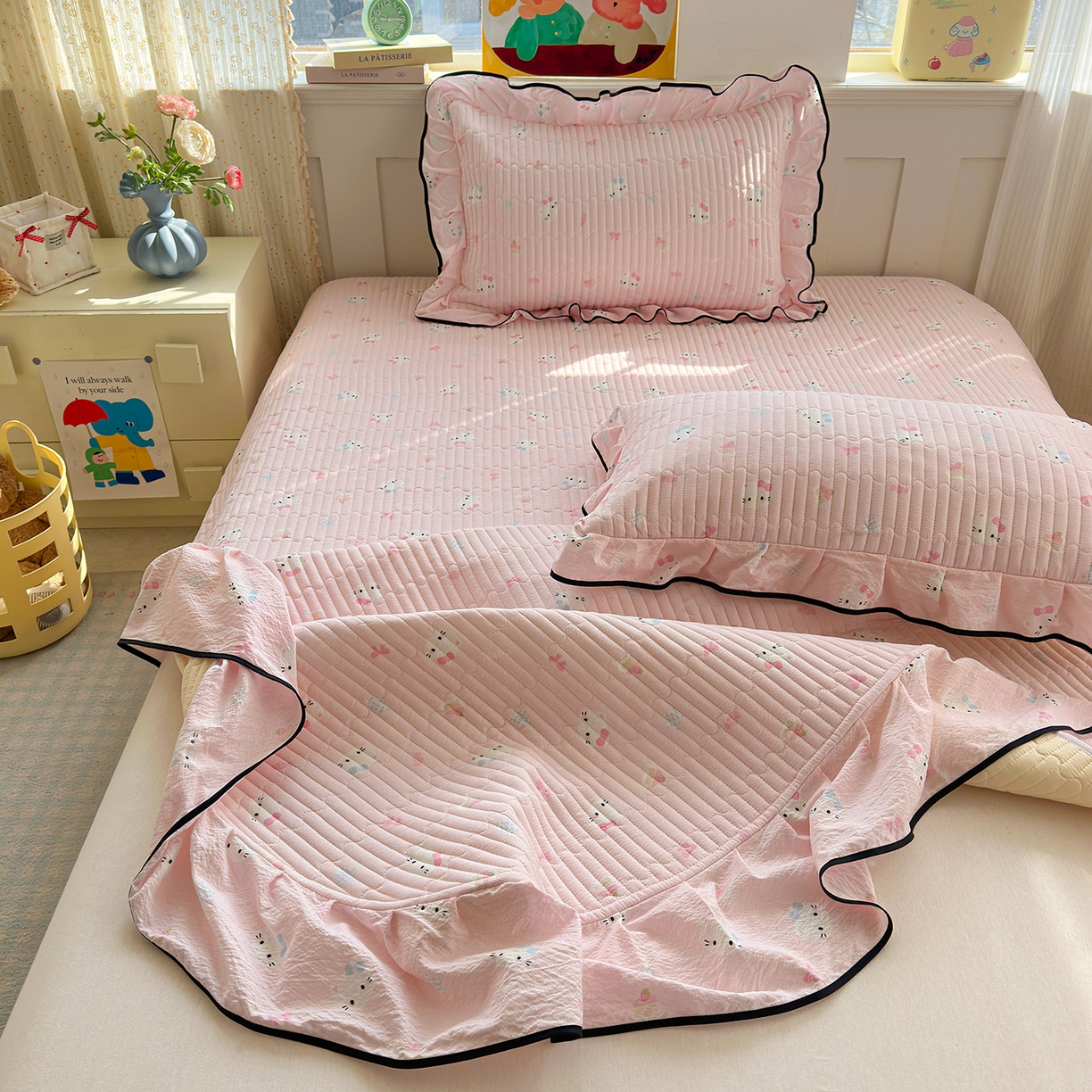 91家纺网 家纺一手货源 找家纺 壹和 2026新款A类云感花边款双层纱床盖款和床单款四件套单床盖单被套 粉雾猫咪