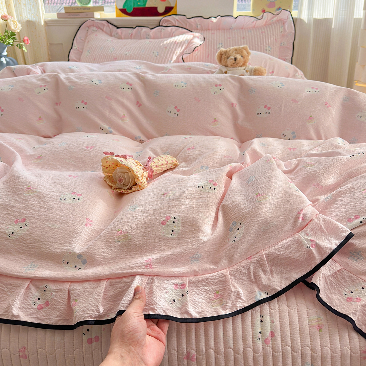 91家纺网 家纺一手货源 找家纺 壹和 2026新款A类云感花边款双层纱床盖款和床单款四件套单床盖单被套 粉雾猫咪