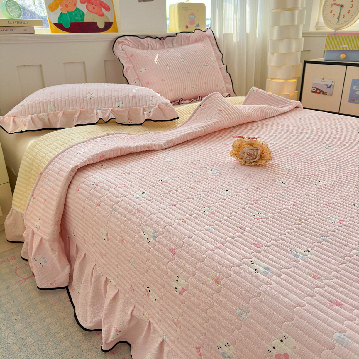 91家纺网 家纺一手货源 找家纺 壹和 2026新款A类云感花边款双层纱床盖款和床单款四件套单床盖单被套 粉雾猫咪