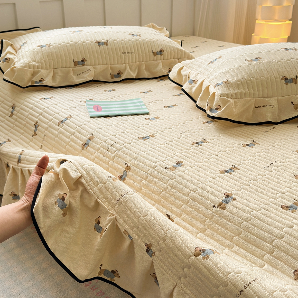 91家纺网 家纺一手货源 找家纺 壹和 2026新款A类云感花边款双层纱床盖款和床单款四件套单床盖单被套 俏皮狗