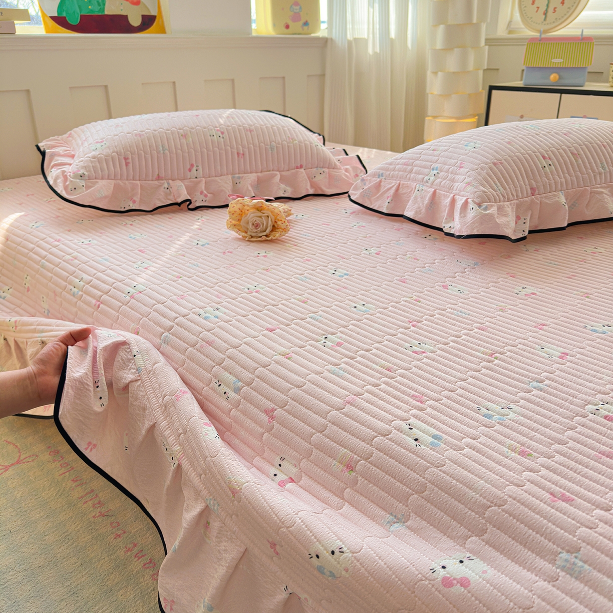 91家纺网 家纺一手货源 找家纺 壹和 2026新款A类云感花边款双层纱床盖款和床单款四件套单床盖单被套 粉雾猫咪