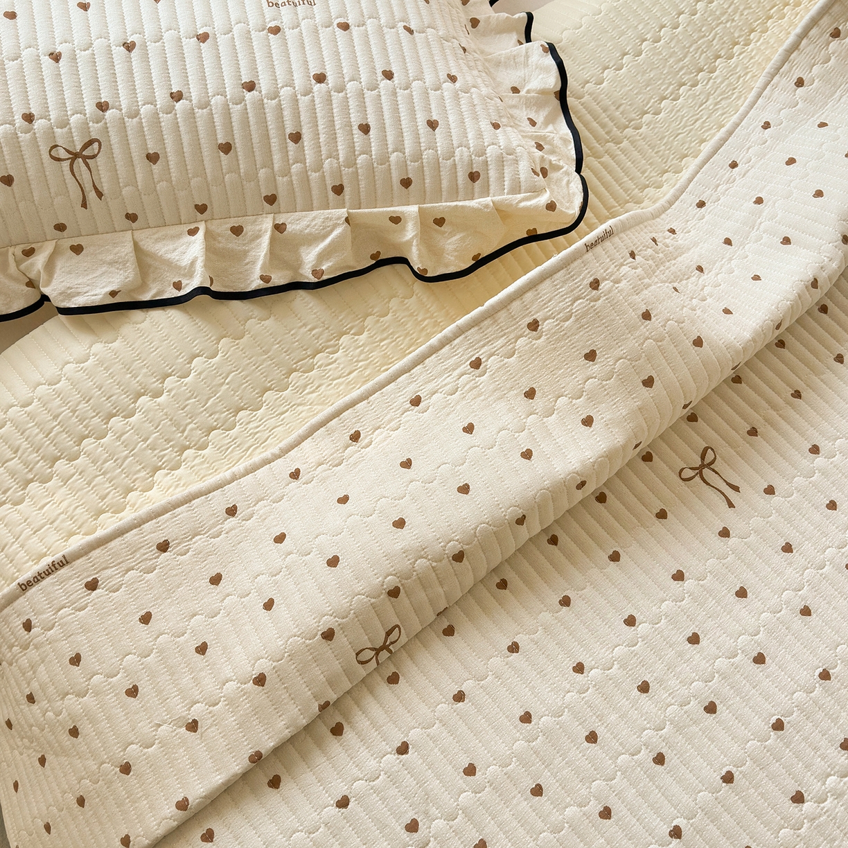 91家纺网 家纺一手货源 找家纺 壹和 2026新款A类云感花边款双层纱床盖款和床单款四件套单床盖单被套 焦糖爱心