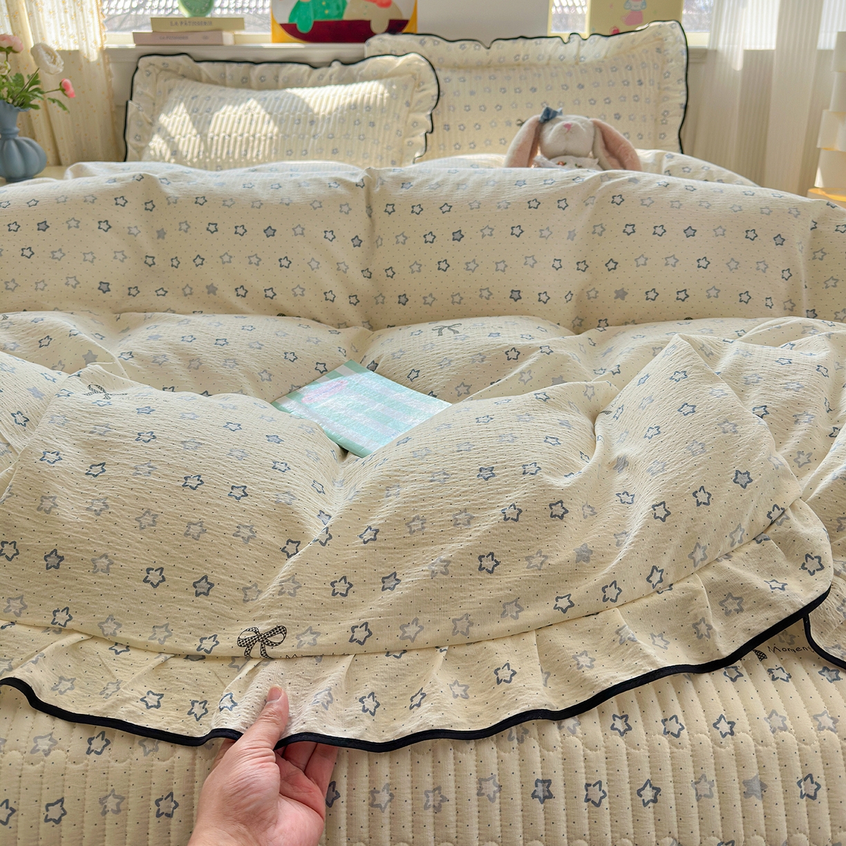 91家纺网 家纺一手货源 找家纺 壹和 2026新款A类云感花边款双层纱床盖款和床单款四件套单床盖单被套 满天星