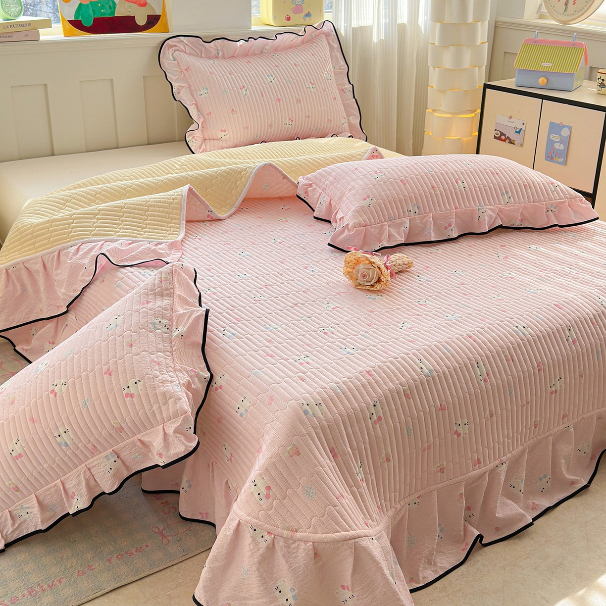 91家纺网 家纺一手货源 找家纺 壹和 2026新款A类云感花边款双层纱床盖款和床单款四件套单床盖单被套 粉雾猫咪