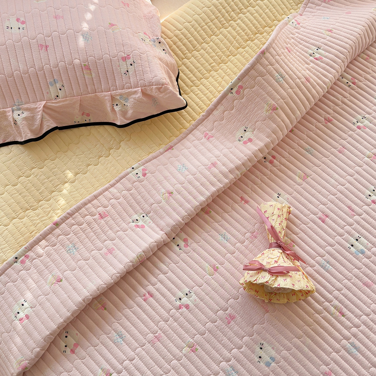 91家纺网 家纺一手货源 找家纺 壹和 2026新款A类云感花边款双层纱床盖款和床单款四件套单床盖单被套 粉雾猫咪