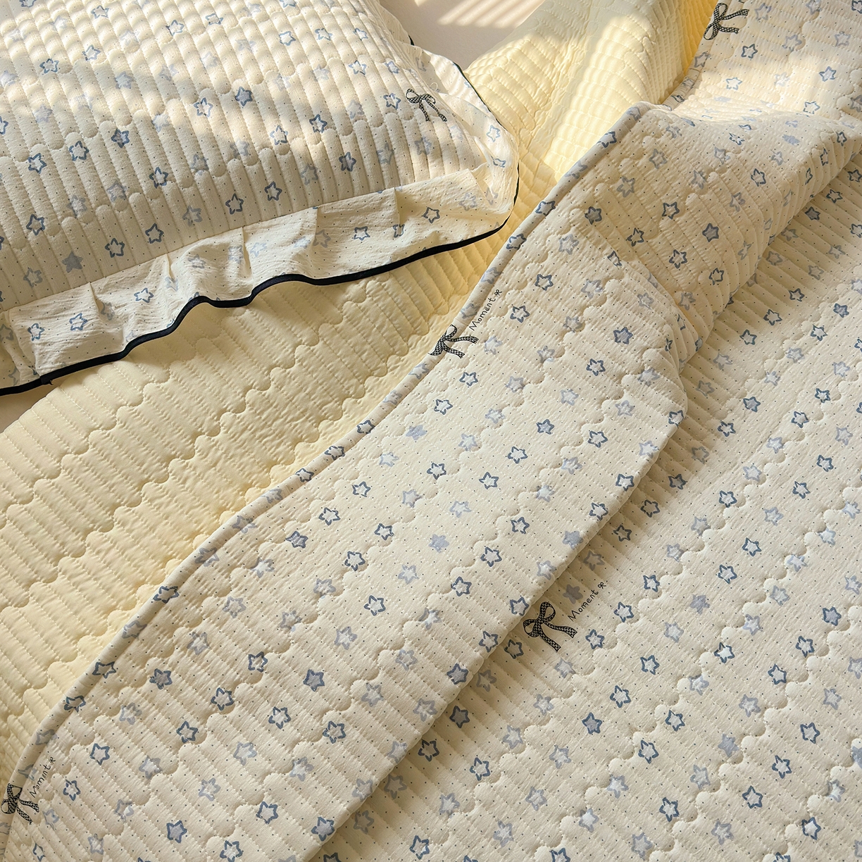 91家纺网 家纺一手货源 找家纺 壹和 2026新款A类云感花边款双层纱床盖款和床单款四件套单床盖单被套 满天星