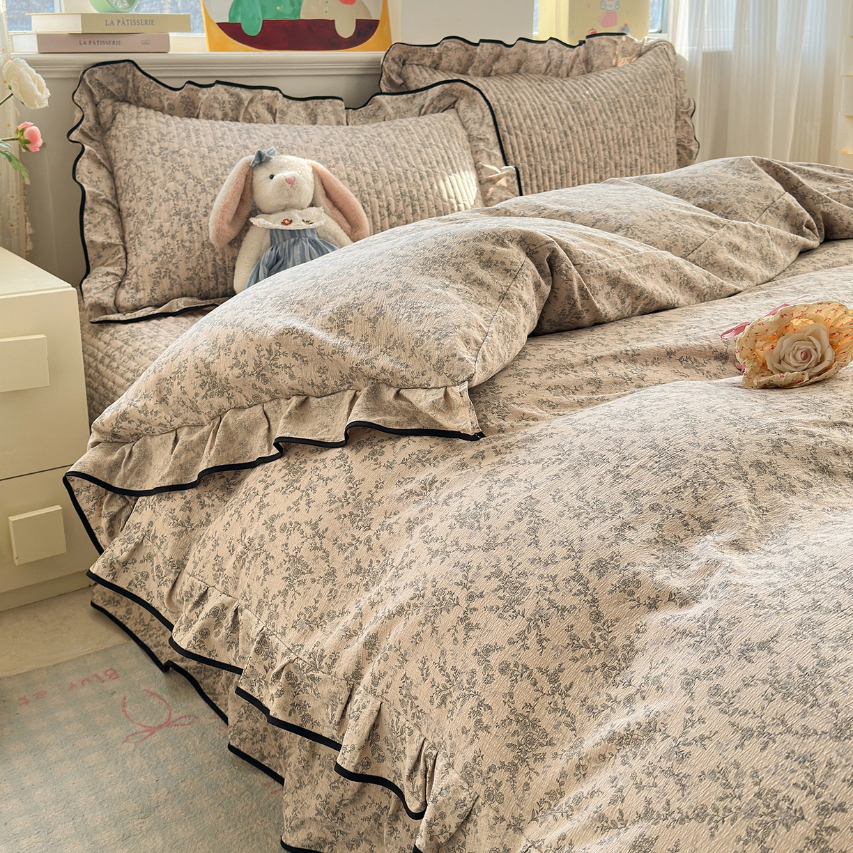 91家纺网 家纺一手货源 找家纺 壹和 2026新款A类云感花边款双层纱床盖款和床单款四件套单床盖单被套 竹韵枝影