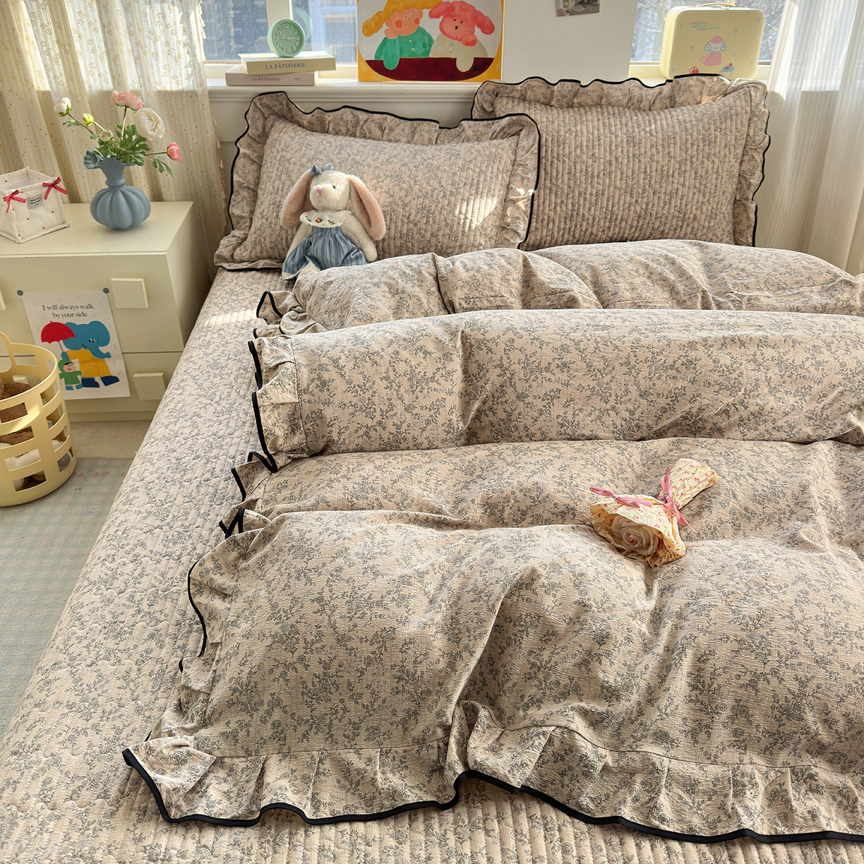 91家纺网 家纺一手货源 找家纺 壹和 2026新款A类云感花边款双层纱床盖款和床单款四件套单床盖单被套 竹韵枝影