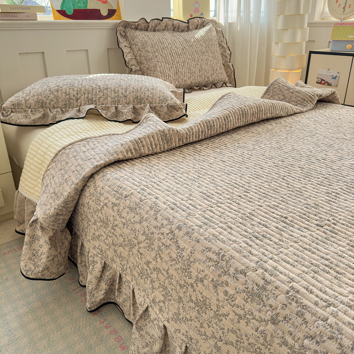 91家纺网 家纺一手货源 找家纺 壹和 2026新款A类云感花边款双层纱床盖款和床单款四件套单床盖单被套 竹韵枝影