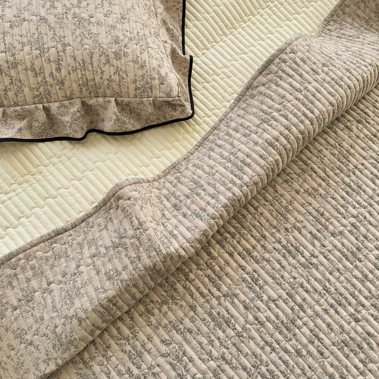 91家纺网 家纺一手货源 找家纺 壹和 2026新款A类云感花边款双层纱床盖款和床单款四件套单床盖单被套 竹韵枝影